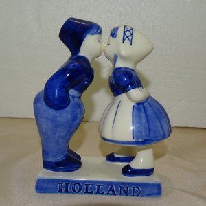 VINTAGE POTTERY BOY & GIRL VALENTINE  KISSES FROM HOLLAND.
